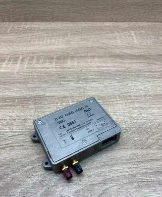 Audi A4 S4 B8 8K Aerial antenna amplifier 8J0035456A 0681