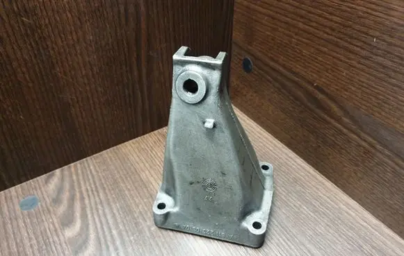 Mercedes-Benz Sprinter W901 W902 W903 W904 Engine mounting bracket A6112230304