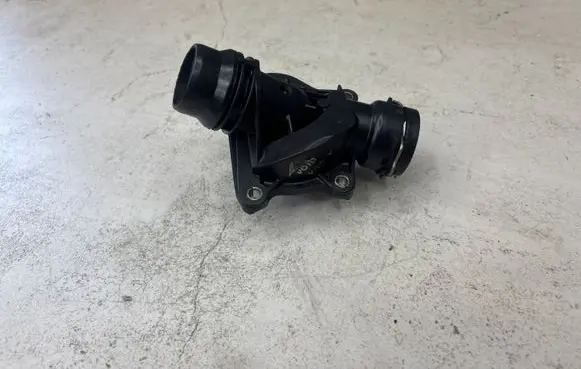 BMW 5 E60 E61 Thermostat/thermostat housing 8636229