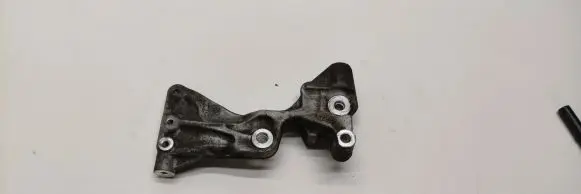 Chrysler Grand Voyager V Generator/alternator bracket 90513137F
