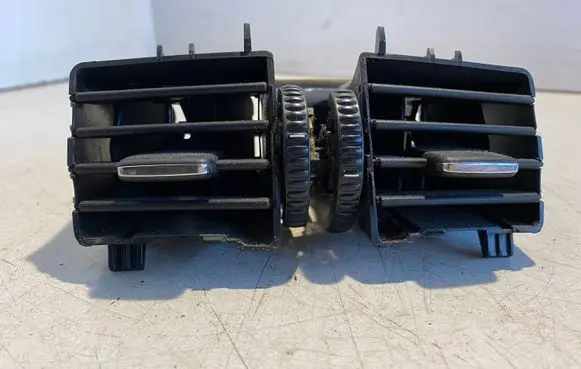 Rear air vent grill