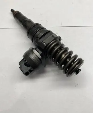 Volkswagen PASSAT B6 Fuel injector 038130073AG