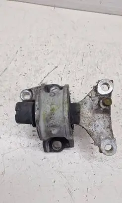 Honda CR-V Engine mount bracket