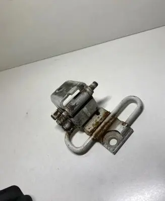 Volkswagen PASSAT B5 Front door lower hinge 4B0831412A