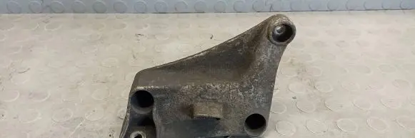 BMW 5 E39 Engine mounting bracket 6750441