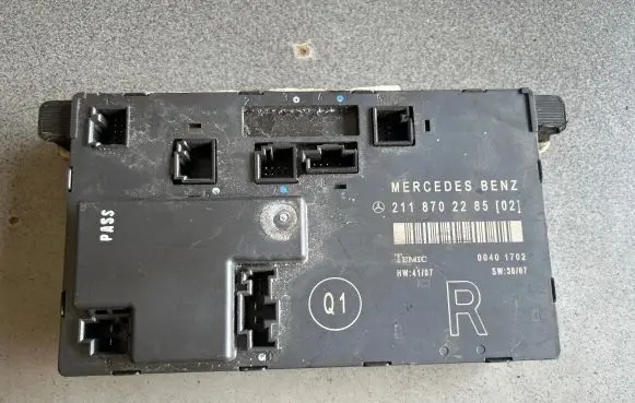 Mercedes-Benz E W211 Door control unit/module 2118702285 00401702