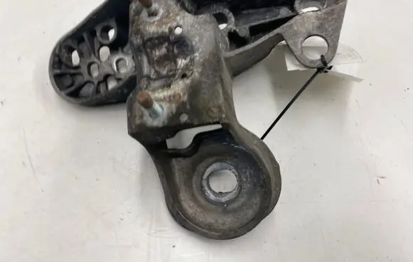 Audi A6 S6 C5 4B Engine mounting bracket 8E0199351A