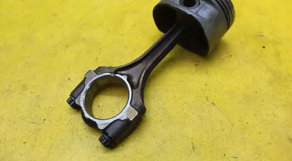 Toyota Yaris Piston with connecting rod 24546E