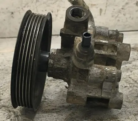 Toyota Corolla Verso AR10 Power steering pump