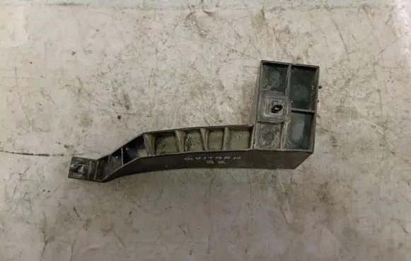Suzuki Grand Vitara II Rear bumper mounting bracket IV3N0