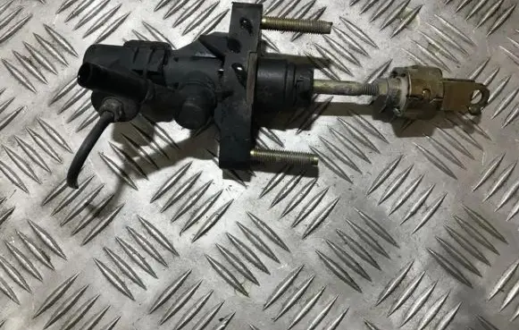 Mazda 3 I Clutch master cylinder
