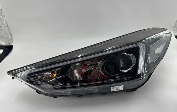 Hyundai Tucson TL Headlight/headlamp D792111A10 1810080426SL01