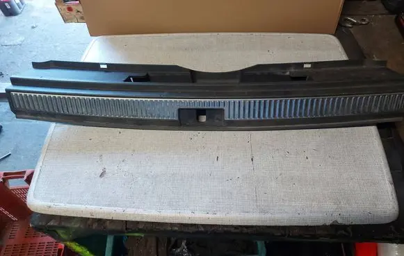 Trunk/boot sill cover protection