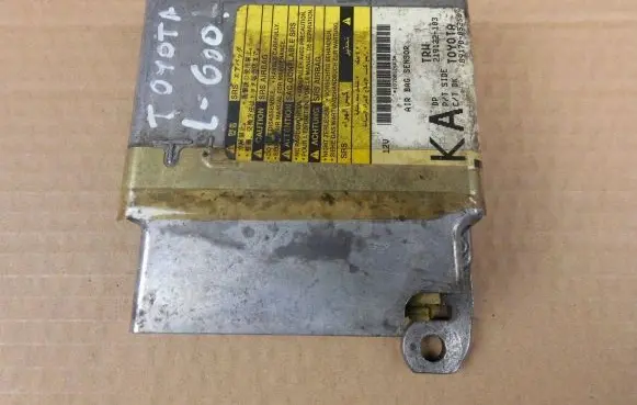 Toyota Avensis T270 Airbag control unit/module 8917005250