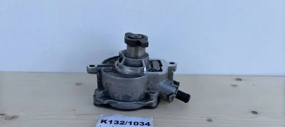 Volkswagen PASSAT B7 Vacuum pump 07K145100C