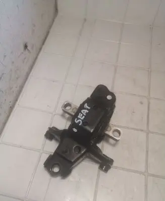 Seat Ibiza III (6L) Engine mount bracket 6Q0199555