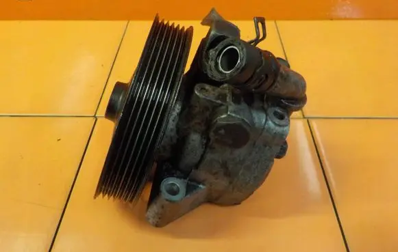 Land Rover Freelander 2 - LR2 Power steering pump 6G913A696EE