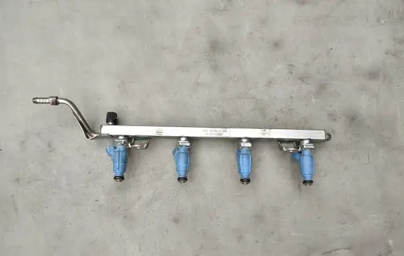 Volkswagen Touran I Fuel injectors set 06A906031CF 0280156260 06A133681M