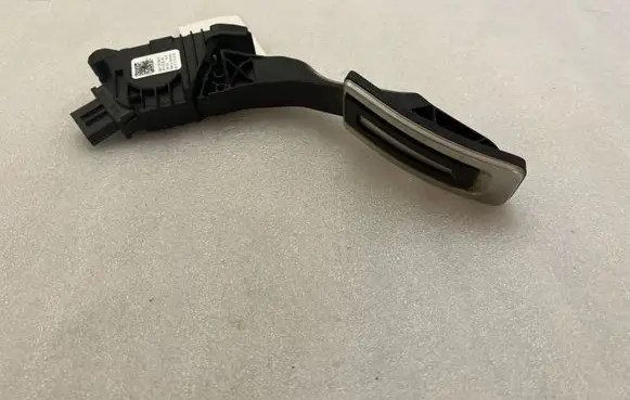 Volkswagen Tiguan Accelerator throttle pedal 5Q2723503D 6PV010621