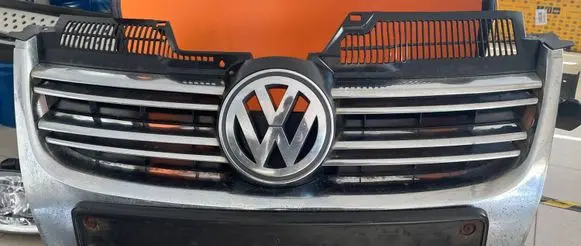 Volkswagen Jetta V Front bumper upper radiator grill 1k5853600