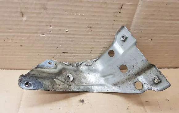 Volkswagen Eos Fender mounting bracket 1Q0821136