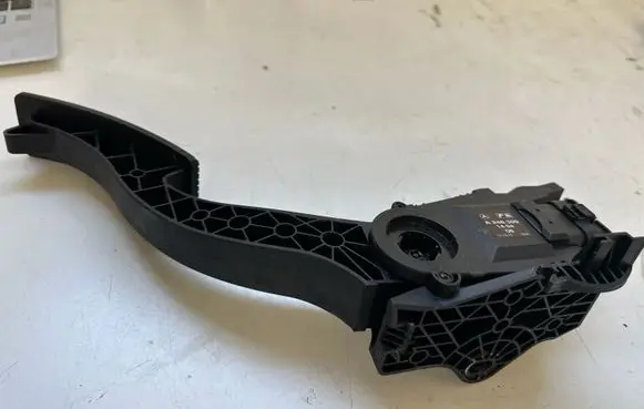 Accelerator throttle pedal