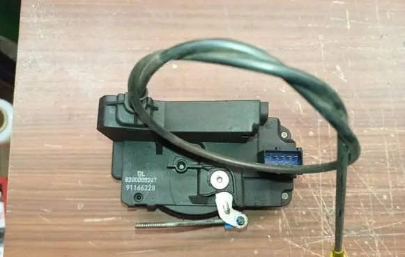 Renault Trafic II (X83) Front door lock 8200008247