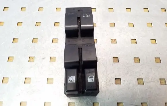 Suzuki Grand Vitara II Electric window control switch