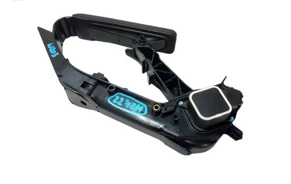 Mercedes-Benz C W203 Accelerator throttle pedal A2033000504