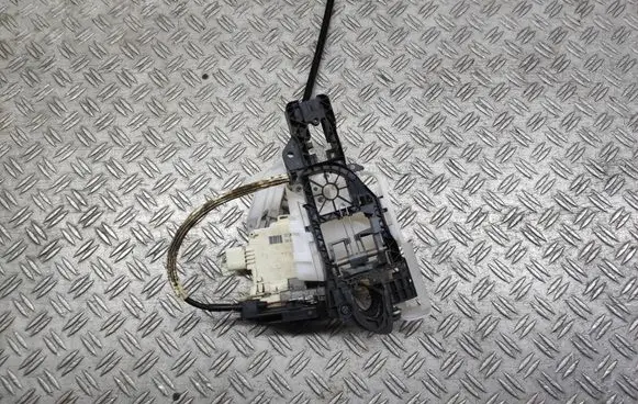Volkswagen PASSAT B7 Front door lock CZ3C2837015A