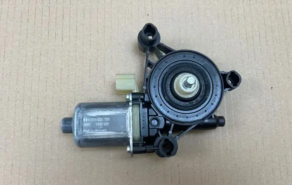 Audi A5 Front door window regulator motor 8W0959801