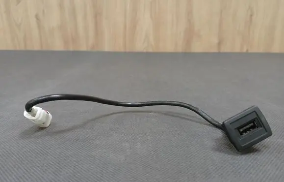 Mercedes-Benz E A207 USB socket connector 1728200515 A1728200515