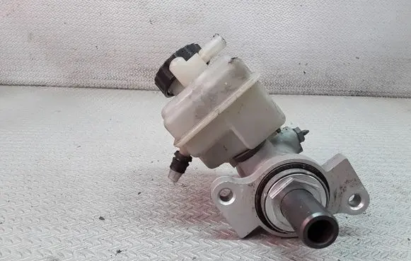 Master brake cylinder