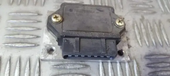 Volkswagen Golf II Ignition amplifier control unit 211905351D