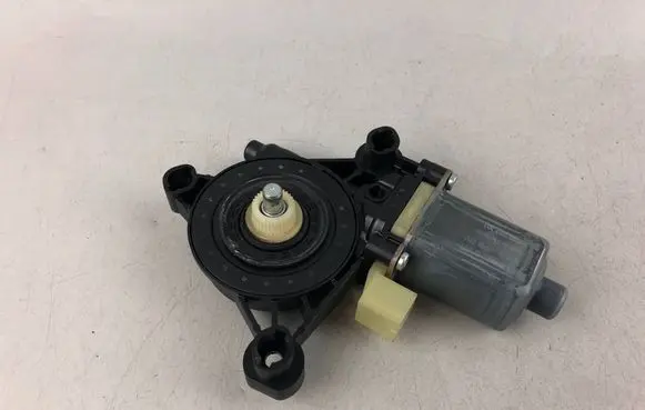 Volkswagen Tiguan Front door window regulator motor 5Q0959801C