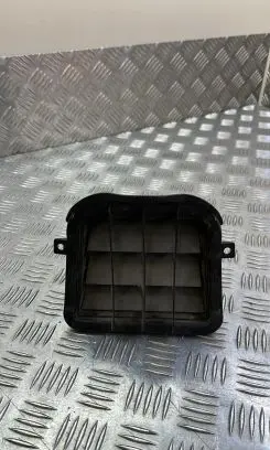 Quarter panel pressure vent