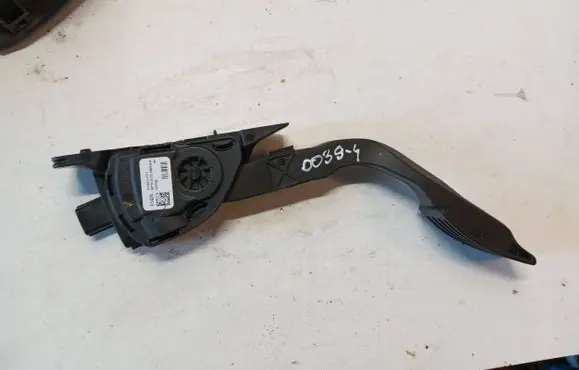 Volvo V40 Accelerator throttle pedal 31341777