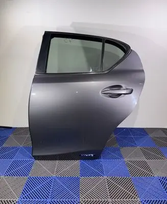 Lexus CT 200H Rear door