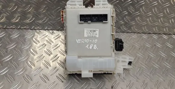 Toyota Verso Fuse module 827300F051