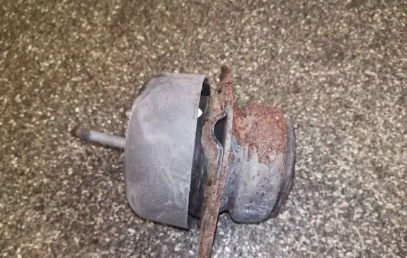 Ford Mustang V Engine mount bracket
