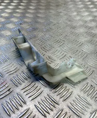 Front bumper mounting bracket
