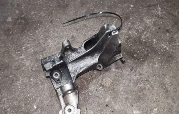 Peugeot 308 Engine mounting bracket 9659200880