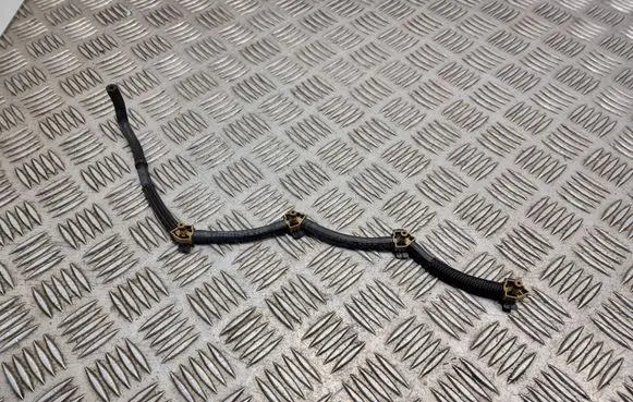 Volkswagen Touran III Fuel injector supply line/pipe 