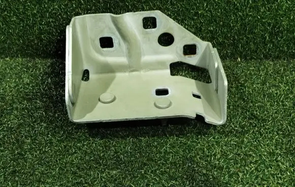 Renault Trafic III (X82) Fender mounting bracket 93451643B 3512063R