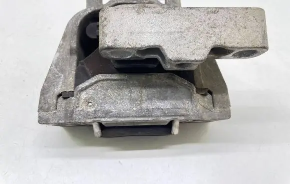Volkswagen Golf VI Engine mount bracket 1K0199262