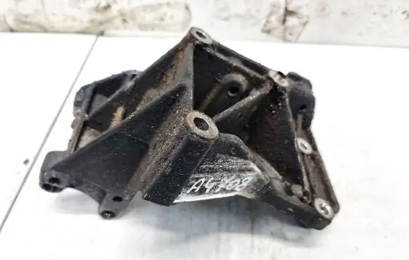 Engine mounting bracket