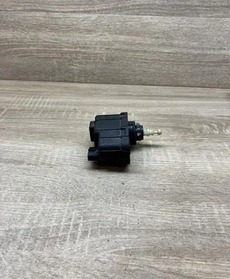 Opel Omega B1 Headlight level adjustment motor 90457812 00437514