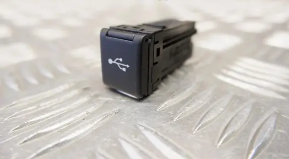 Toyota Highlander XU70 USB socket connector 861900C031