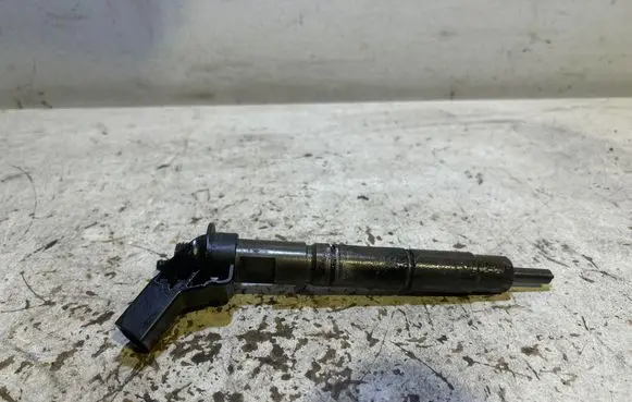 Chrysler 300 - 300C Fuel injector A6420700587 SB5TC21 050926
