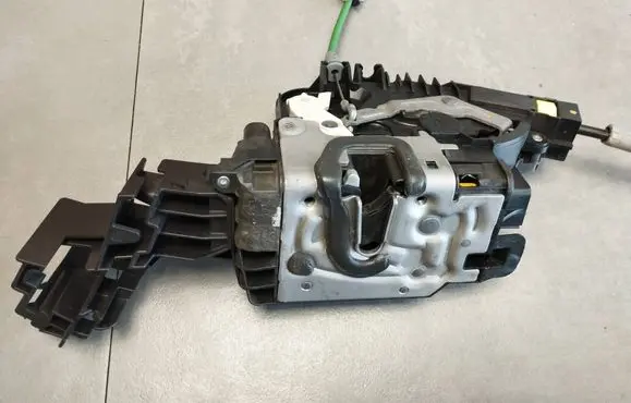 Mercedes-Benz GLC C253 Front door lock A0997201700